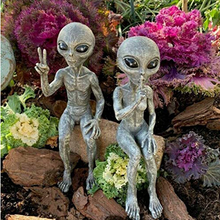 Lade das Bild in den Galerie-Viewer, Outdoors Garden Alien Couple Figurine
